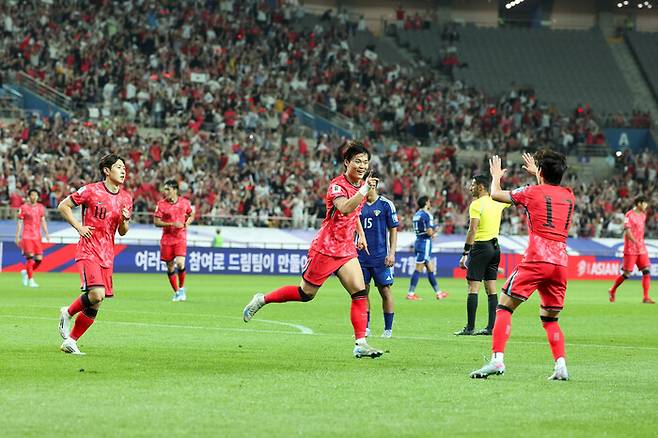 홍명보호의 ‘젊은 피’오현규(가운데)가 10일 서울월드컵경기장에서 열린 2026 북중미 월드컵 아시아 3차 예선 B조 10차 쿠웨이트전에서 팀의 세번째 골을 넣은 뒤 기뻐하고 있다. 김영원 기자 forever@hani.co.kr