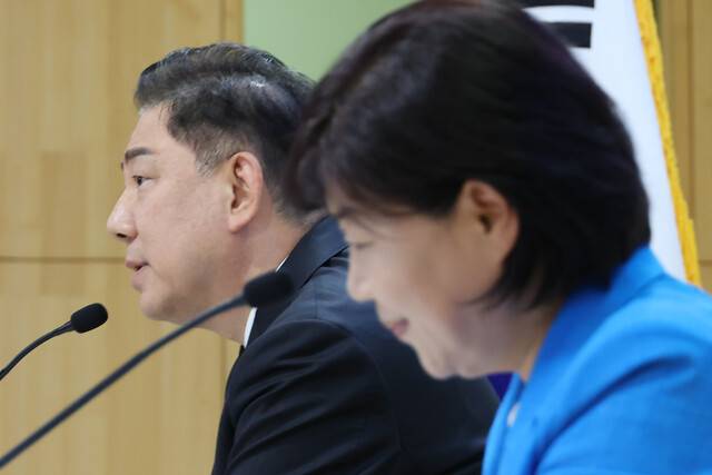 10일 서울 여의도 국회 의원회관에서 열린 더불어민주당 제22대 국회 2기 원내대표 후보 합동 토론회에서 김병기(왼쪽) 후보가 기조발언을 하고 있다. 오른쪽은 서영교 후보. 연합뉴스