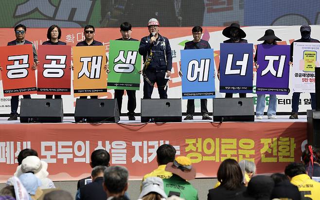 김영훈 공공운수노조 한전케이피에스(KPS)비정규직지회장이 무대에 올라 고용보장을 요구하는 발언을 하고 있다.