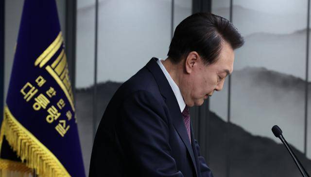 윤석열 대통령이 2023년 11월 29일 서울 용산 대통령실 청사에서 2030 엑스포 부산 유치 실패와 관련해 노력해준 관계자들에게 감사를 표하고 있다. 서재훈 기자
