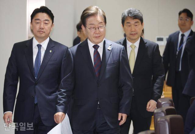 이재명 대통령이 10일 서울 용산 대통령실에서 열린 국무회의에 입장하고 있다. 대통령실통신사진기자단