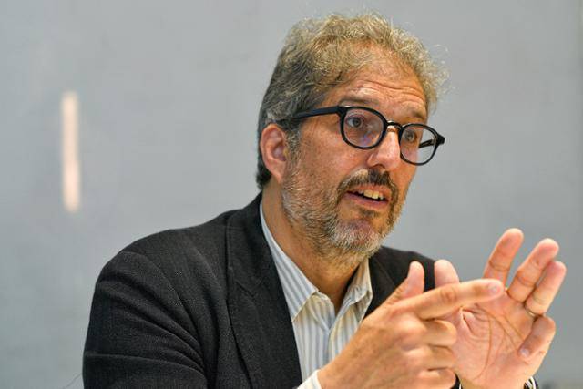 '사형 제도 폐지를 위해 하나로(Together Against the Death Penalty·ECPM)’의 라파엘 셰뉘엘-아자 사무국장이 9일 서울 중구 한국일보에서 한국일보와 인터뷰를 하고 있다. 남동균 인턴기자