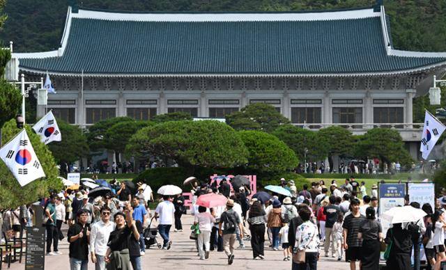 8일 서울 종로구 청와대에서 시민들이 청와대 본관을 관람하고 있다. 홍인기 기자