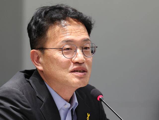 국회 보건복지위원회 위원장인 박주민 더불어민주당 의원이 지난달 15일 서울 용산구 대한의사협회 회관에서 김택우 대한의사협회장 등 임원진과 간담회를 하고 있다. 뉴시스