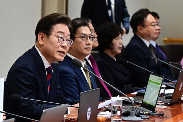 이재명 대통령이 5일 서울 용산 대통령실 청사에서 취임 후 열린 첫 국무회의에서 발언하고 있다. 기존 국무위원들과 함께한 이 자리에서 이 대통령은 "조금 어색하겠지만, 공직에 있는 기간만큼은 각자 최선을 다하면 된다"고 말했다. 한국일보 자료사진