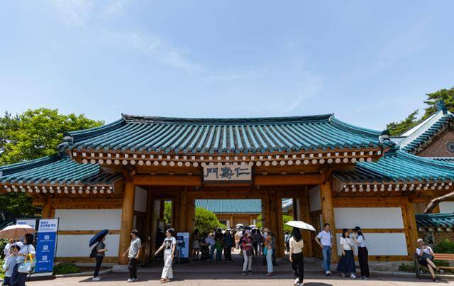 5일 서울 종로구 청와대 내 대통령 관저가 관람객들로 붐비고 있다. 이재명 대통령이 집무실을 다시 청와대로 이전할 방침을 세운 것으로 알려지자, 이날 청와대 관람객은 주말 관람객 수에 육박할 정도로 많았다. 연합뉴스