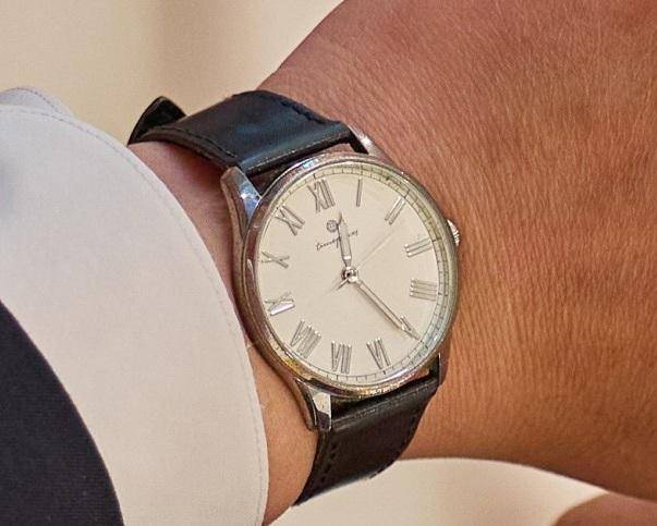 이재명 대통령이 9일 착용한 OST의 '달빛정원 블랙레더 가죽시계'. 대통령실 제공