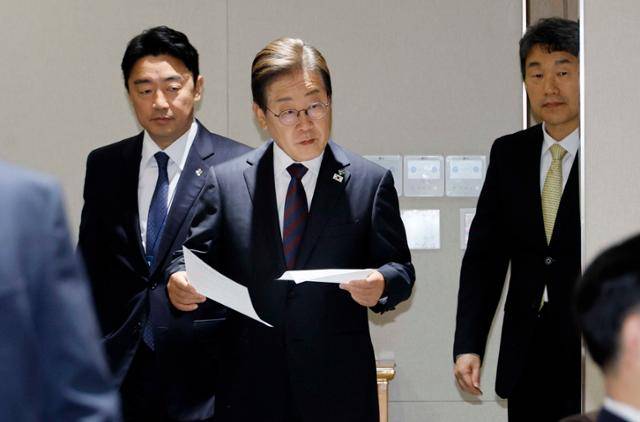 이재명 대통령이 10일 서울 용산구 대통령실 청사에서 열린 국무회의에 입장하고 있다. 왕태석 선임기자