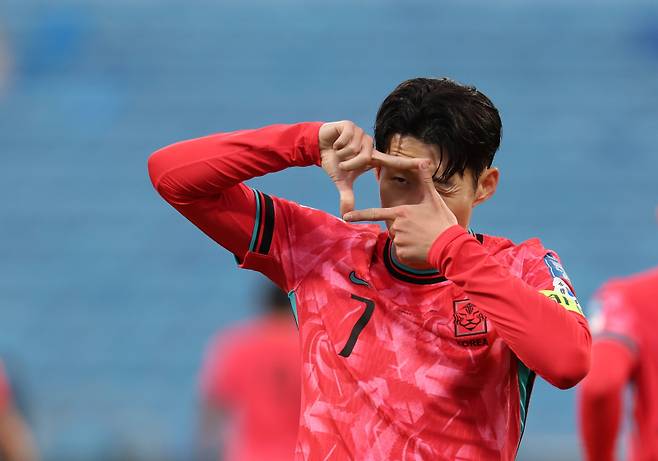 <yonhap photo-6557=""> 손흥민 '나야, 해결사' (암만[요르단]=연합뉴스) 황광모 기자 = 19일 오후(현지시간) 요르단 암만 국제경기장에서 열린 2026 북중미 월드컵 아시아 3차 예선 B조 한국과 팔레스타인의 경기. 한국 손흥민이 동점골을 넣은 뒤 기뻐하고 있다. 2024.11.19 hkmpooh@yna.co.kr/2024-11-19 23:28:48/ <저작권자 ⓒ 1980-2024 ㈜연합뉴스. 무단 전재 재배포 금지, AI 학습 및 활용 금지></yonhap>