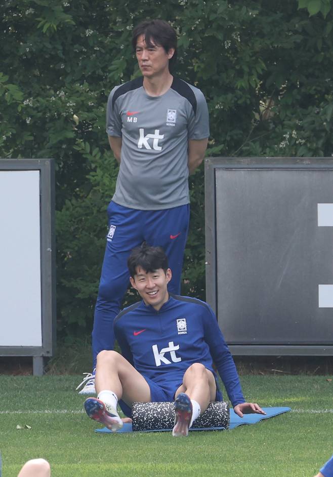 <yonhap photo-4136=""> 홍명보 감독과 손흥민 (파주=연합뉴스) 서명곤 기자 = 8일 파주 국가대표트레이닝센터(NFC)에서 북중미 월드컵 예선 최종전을 앞둔 축구 국가대표팀 홍명보 감독이 손흥민을 비롯한 선수들을 지켜보고 있다. 2025.6.8 seephoto@yna.co.kr/2025-06-08 17:06:17/ <저작권자 ⓒ 1980-2025 ㈜연합뉴스. 무단 전재 재배포 금지, AI 학습 및 활용 금지></yonhap>