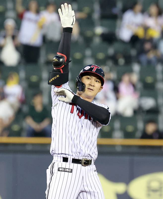 오지환이 5월 14일 잠실 키움전에서 3회 말 1타점 좌중간 2루타를 날린 뒤 기뻐하고 있다. 잠실=정시종 기자 capa@edaily.co.kr /2025.05.14.