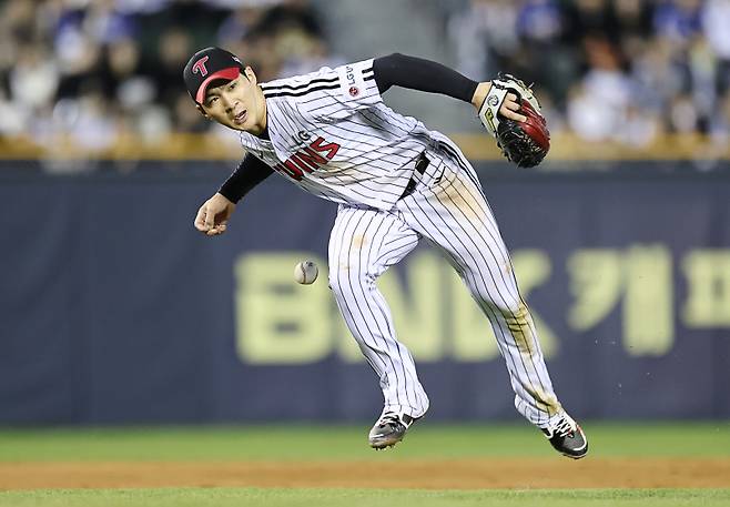 <yonhap photo-5126="">(서울=연합뉴스) 윤동진 기자 = 16일 잠실야구장에서 열린 2025 KBO리그 삼성 라이온즈 대 LG 트윈스 경기. 4회 초 2사 때 LG 오지환이 삼성 김헌곤의 타구를 놓치고 있다. 2025.4.16 mon@yna.co.kr/2025-04-16 19:36:54/ <저작권자 ⓒ 1980-2025 ㈜연합뉴스. 무단 전재 재배포 금지, AI 학습 및 활용 금지></yonhap>