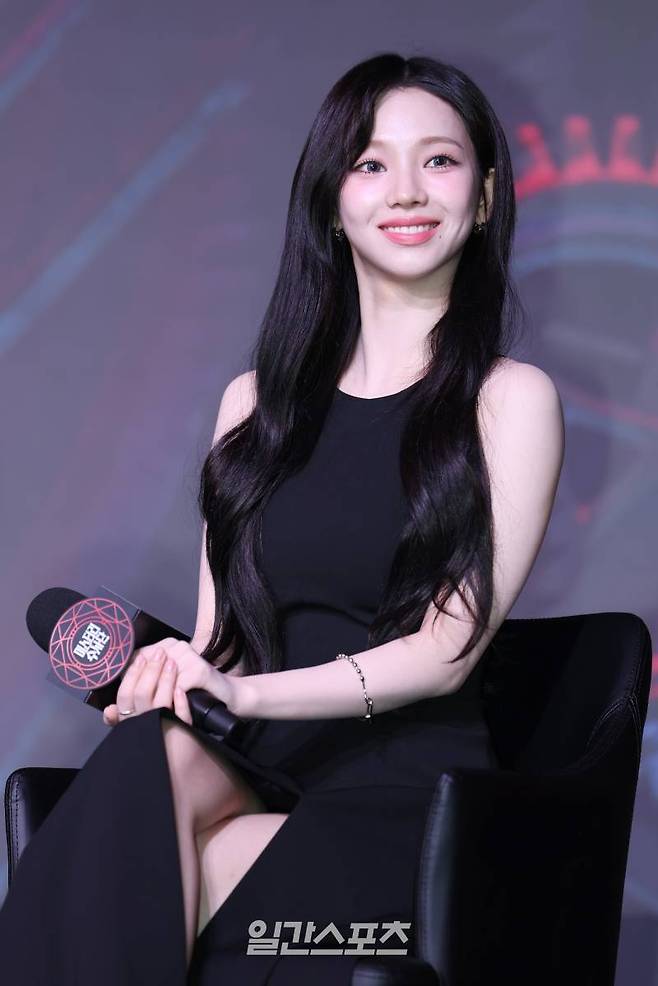 에스파 카리나가 18일 오전 서울 마포구 호텔엠갤러리에서 열린 넷플릭스 예능 '미스터리 수사단' 제작발표회에 참석해 MC와 토크를 하고 있다. '미스터리 수사단'은 이용진, 존박, 이은지, 이혜리, 김도훈, 카리나가 과학적으로 설명할 수 없는 기묘한 사건들을 추적하고 해결하는 어드벤처 추리 예능. 서병수 기자 qudtn@edaily.co.kr /2024.06.18/