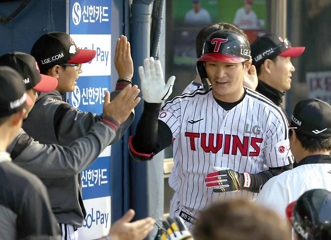 15일 오후 잠실야구장에서 열린 2025 프로야구 키움과 LG 경기. LG 오지환이 4회 우월 2점 홈런을 날리고 염경엽 감독과 하이파이브하고 있다. 잠실=정시종 기자 capa@edaily.co.kr /2025.05.15.