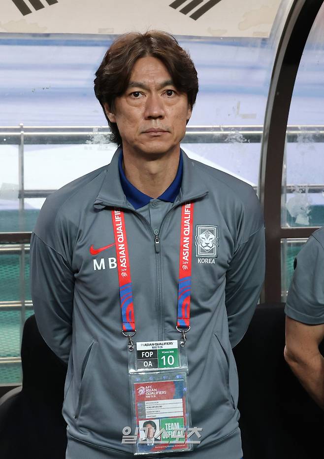 11회 연속 월드컵 본선 진출을 확정지은 대한민국 축구대표팀이 10일 오후 서울 마포구 서울월드컵경기장에서 2026 FIFA 북중미 월드컵 아시아지역 3차 예선 최종전 쿠웨이트와의 경기를 가졌다. 경기 전 홍명보 감독이 벤치에 서 있다. 상암=김민규 기자 mgkim1@edaily.co.kr /2025.06.10/