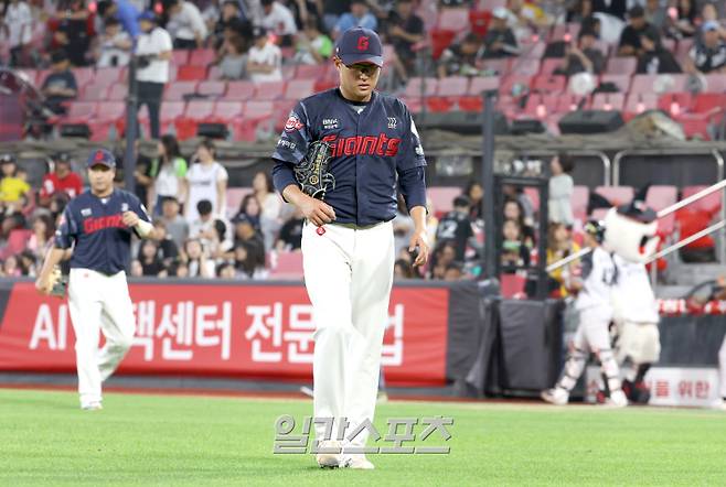 10일 오후 수원 KT위즈파크에서 열린 2025 프로야구 롯데와 KT 경기. 롯데 선발 박세웅이 5회 KT 공격을 막고 들어오고 있다. 수원=정시종 기자 capa@edaily.co.kr /2025.06.10.