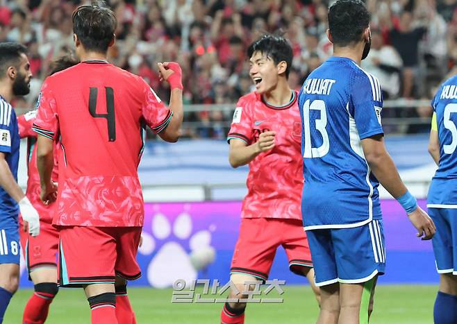 11회 연속 월드컵 본선 진출을 확정지은 대한민국 축구대표팀이 10일 오후 서울 마포구 서울월드컵경기장에서 2026 FIFA 북중미 월드컵 아시아지역 3차 예선 최종전 쿠웨이트와의 경기를 가졌다. 전반 전진우가 선제골을 넣고 기뻐하고 있다. 상암=김민규 기자 mgkim1@edaily.co.kr /2025.06.10/