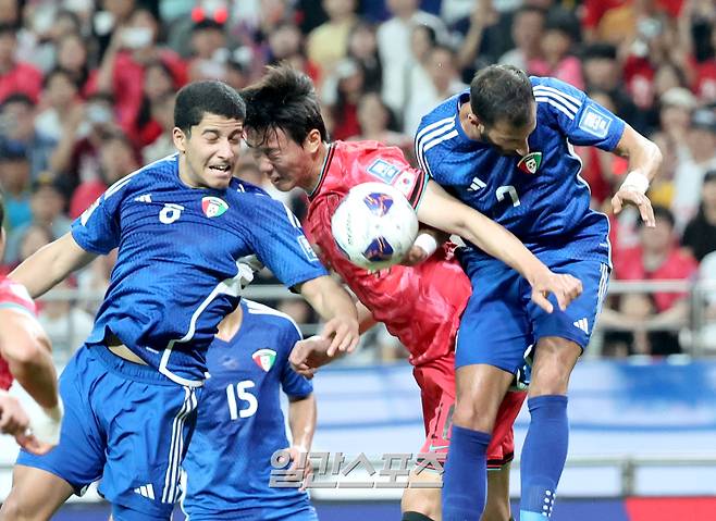 11회 연속 월드컵 본선 진출을 확정지은 대한민국 축구대표팀이 10일 오후 서울 마포구 서울월드컵경기장에서 2026 FIFA 북중미 월드컵 아시아지역 3차 예선 최종전 쿠웨이트와의 경기를 가졌다. 전반 이한범이 헤딩슛을 하고 있다. 상암=김민규 기자 mgkim1@edaily.co.kr /2025.06.10/