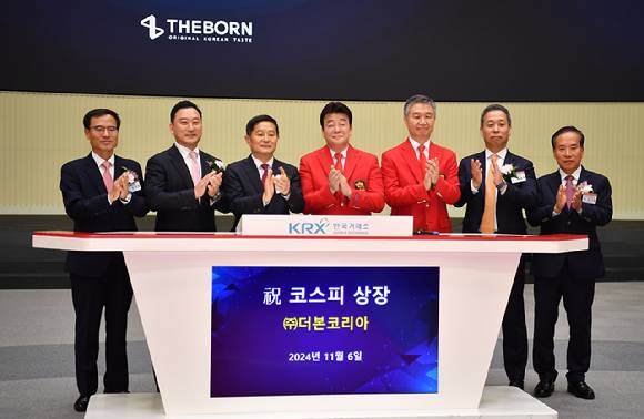 백종원(왼쪽 네 번째부터) 더본코리아 대표·강석원 더본코리아 당시 공동대표가 지난해 11월 6일 서울 영등포구 여의도 한국거래소에서 열린 (주)더본코리아 유가증권시장 신규 상장기념식에서 상장을 알리는 퍼포먼스를 하고 있다.왼쪽부터 정석호 한국IR협의회 회장, 김성환 한국투자증권 대표이사, 양태영 한국거래소 유가증권시장 본부장, 백종원 더본코리아 대표, 강석원 더본코리아 대표, 윤병운 NH투자증권 대표이사, 이기헌 상장회사협의회 부회장. [사진=곽영래 기자]