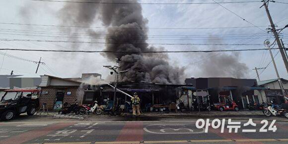 9일 오전 9시 41분쯤 영천시 금호읍 냉천리 소재 상가 건물에서 불이 나 출동한 소방당국이 화재 진압을 하고 있다. [사진=경북소방본부]