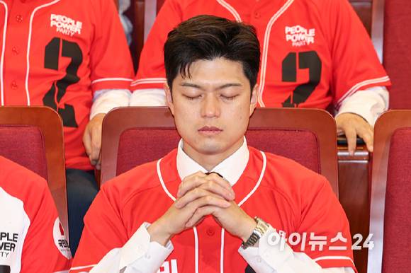 김용태 비상대책위원장 3일 서울 여의도 국회 도서관에 마련된 국민의힘 개표 상황실에서 제21대 대통령 선거 방송3사 출구조사 결과를 지켜보다 당 지도부가 자리를 떠나자 눈을 질끈 감고 있다. [사진=정소희 기자]