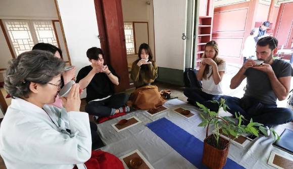 외국인들이 한국 차도를 즐기고 있다. [사진=연합뉴스]