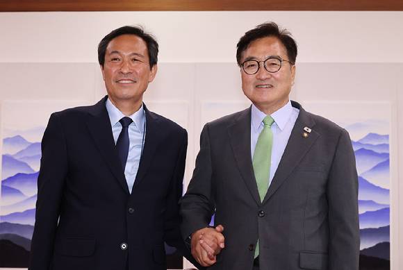 우원식 국회의장(오른쪽)이 10일 국회에서 예방한 대통령실 우상호 정무수석과 인사하고 있다. 2025.6.10 [사진=연합뉴스]