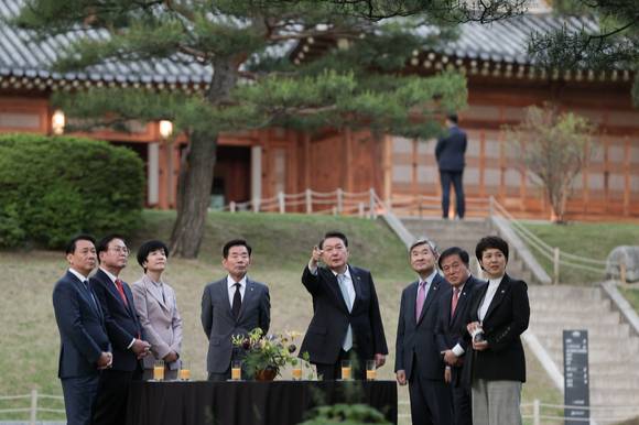 윤석열 전 대통령이 2023년 5월 청와대 상춘재에서 열린 국회의장단 초청 만찬에 앞서 녹지원에서 차담회를 하고 있다.  [사진=대통령실]