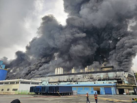 지난달 17일 오전 금호타이어 광주공장에서 화재가 발생해 검은 연기가 솟구치고 있다. 강기정 광주광역시장은 이재명 대통령에게 새 공장 건설에 대한 정부 지원을 요청했다. [뉴스1]