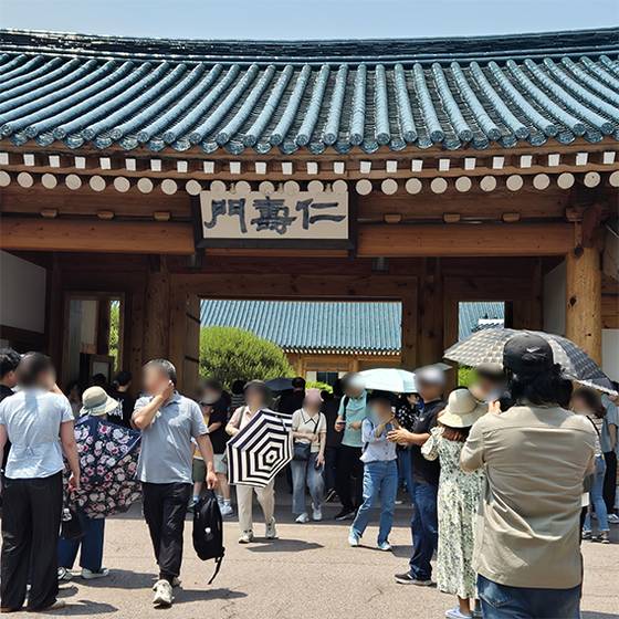 지난 1일 낮 관람객들로 꽉 찬 청와대 관저. 과거엔 참모들도 찾기 어려운 내밀한 공간이었다. 강주안 기자