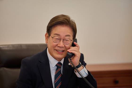 이재명 대통령이 9일 서울 용산구 대통령실 청사 집무실에서 이시바 시게루 일본 총리와 전화 통화를 하고 있다. 대통령실 제공