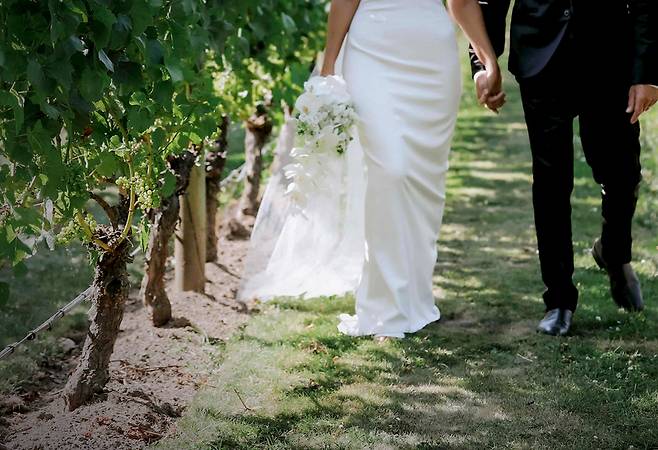 결혼식 웨딩 촬영을 하고 있는 한 커플. AFP=연합뉴스