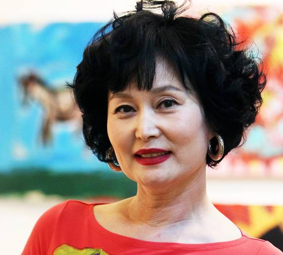 1970~1990년대 인기 패션모델로 활동한 이희재(李喜宰)씨가 지난 9일 담도암 투병 끝에 세상을 떠났다고 유족이 10일 전했다. 사진은 2010년 화가로 데뷔한 직후의 고인. 연합뉴스