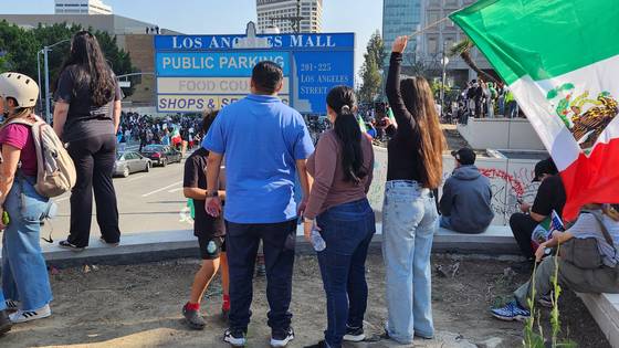 9일(현지시간) 미국 캘리포니아 로스앤젤레스(LA) 다운타운에 위치한 연방 건물 앞에서 트럼프 행정부의 불법 이민자 추방 정책에 반대하며 크리스티나(14)의 가족들이 집회에 참가하고 있다. 크리스티나는 본지 인터뷰 도중 터진 최루탄 소리에 울음을 터뜨렸다. 로스앤젤레스=강태화 특파원