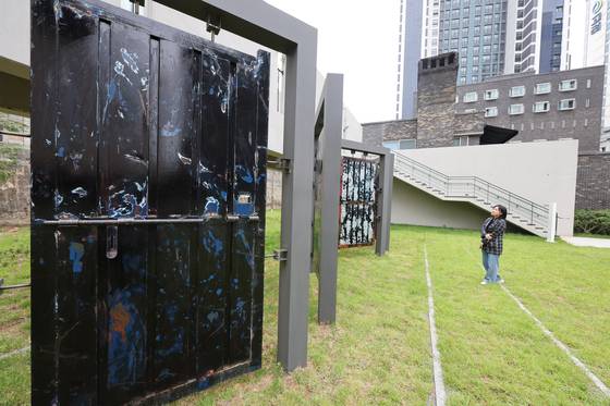 민주화운동기념사업회는 국가폭력의 상징이었던 남영동 대공분실이 리모델링을 거쳐 민주화운동기념관으로 정식 개관했다고 10일 밝혔다. 지난달 20일 개관을 앞둔 서울 용산구 민주화운동기념관에서 관계자가 옛 대공분실의 철문을 살펴보고 있다. 뉴스1