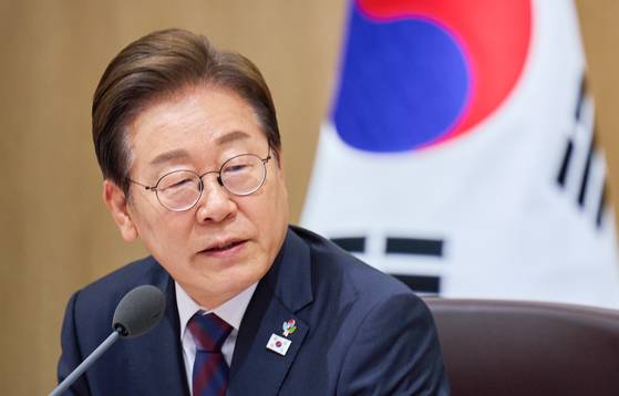 이재명 대통령이 10일 서울 용산구 대통령실 청사에서 열린 국무회의에서 모두 발언을 하고 있다. 뉴스1