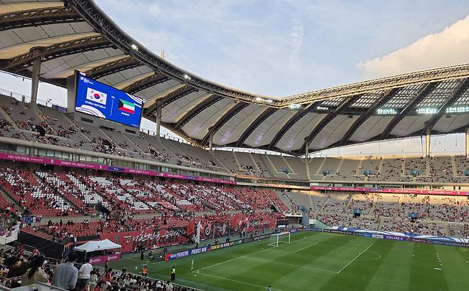 한국과 쿠웨이트전 킥오프 1시간을 앞둔 서울월드컵경기장. 관중석에 빈자리가 많이 보인다. 박린 기자