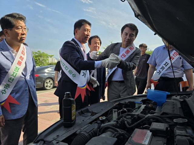 ▲ 김진태 도지사가 9일 원주 댄싱공연장에서 열린 자동차 무상안전점검 및 교통 안전 캠페인 현장을 방문해 차량 엔진오일 상태를 점검하고 있다.