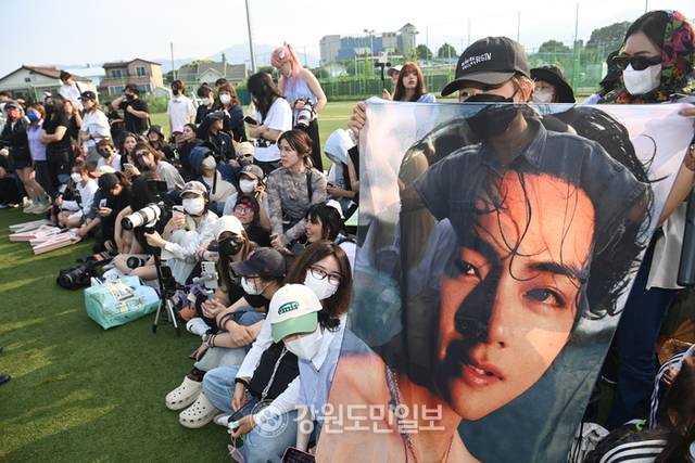 ▲ 세계적인 아이돌그룹 방탄소년단(BTS) 멤버 뷔와 RM의 전역일인 10일 춘천시 신북읍 체육공원에서 글로벌 팬들이 뷔와 RM을 기다리고 있다. 방도겸 기자