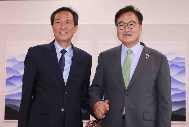 ▲ 우원식 국회의장(오른쪽)이 10일 서울 여의도 국회에서 예방한 우상호 대통령실 정무수석과 기념 촬영하고 있다. 연합뉴스