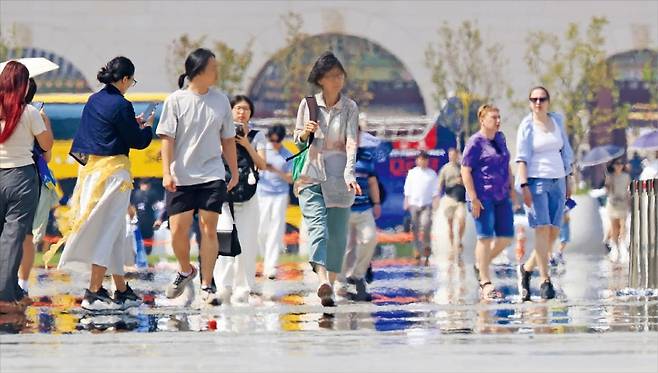 낮 최고기온이 30도까지 오른 9일 시민과 관광객들이 햇볕에 뜨거워진 서울 광화문광장을 걷고 있다. 기상청은 이번주 수도권 낮 최고기온이 초여름 날씨인 평균 28도까지 오를 것으로 예보했다.  연합뉴스