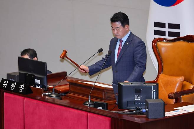 지난 4월 29일 서울 여의도 국회에서 열린 예산결산특별위원회 제424회국회(임시회) 제2차 전체회의에서 박정 위원장이 의사봉을 두드리고 있다.  /뉴스1