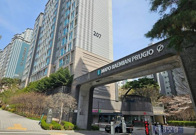 토지거래허가구역 확대·재지정 이후 서울 아파트 거래량 1위를 기록한 마포구 아현동 '마포래미안푸르지오' 전경. 사진=한경DB