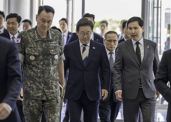 이재명 대통령이 지난 4일 서울 용산구 합동참모본부를 방문해 김선호 국방부 장관 직무대행, 김명수 합참의장과 전투통제실로 이동하고 있다. 국방부 제공. 연합뉴스
