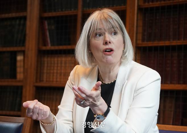 지나 네프 영국 케임브리지대 민더루 기술·민주주의 센터장이 지난달 19일(현지시간) 옥스퍼드대 베일리올 칼리지 한 건물에서 경향신문과 인터뷰하고 있다. 옥스퍼드 | 조문희 기자