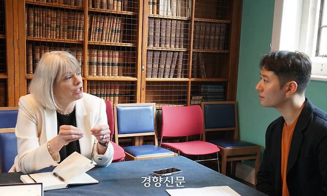 지나 네프 영국 케임브리지대 민더루 기술·민주주의 센터장이 지난달 19일(현지시간) 옥스퍼드대 베일리올 칼리지 한 건물에서 경향신문과 인터뷰하고 있다. 옥스퍼드 | 김경학 기자
