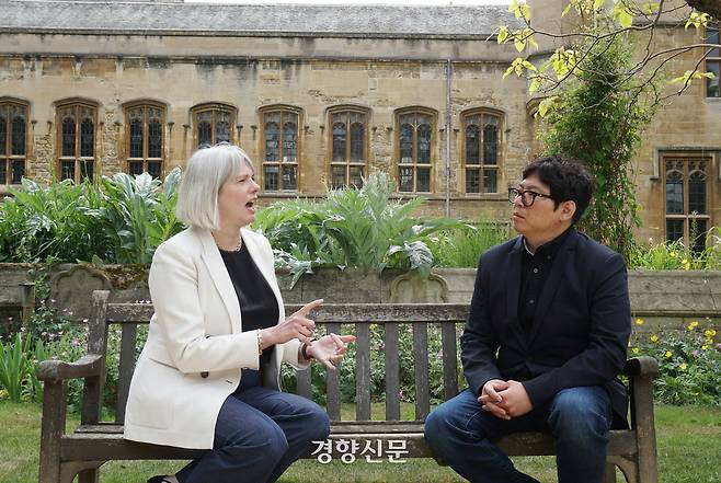 지나 네프 영국 케임브리지대 민더루 기술·민주주의 센터장이 지난달 19일(현지시간) 옥스퍼드대 베일리올 칼리지 한 건물에서 경향신문과 인터뷰하고 있다. 옥스퍼드 | 조문희 기자