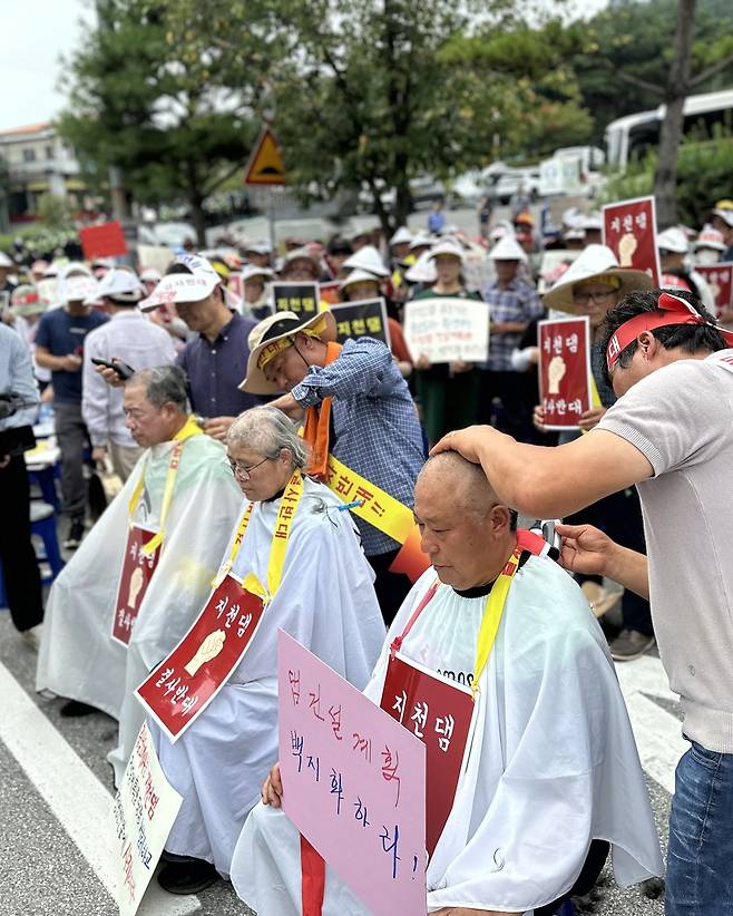 지난해 8월 26일 지천댐 건설에 반대하는 주민들이 삭발식을 진행하고 있다. 지천댐반대대책위원회 제공