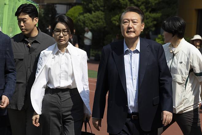 윤석열 전 대통령과 김건희 여사가 21대 대통령 선거일인 지난 3일 서울 서초구 원명초등학교에 마련된 서초4동 제3투표소에서 투표를 마친 뒤 차량으로 향하고 있다. 연합뉴스
