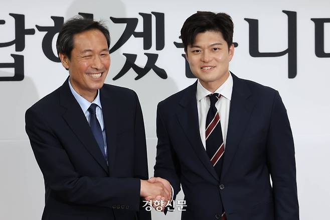 김용태 국민의힘 비상대책위원장이 10일 국회에서 우상호 정무수석을 접견한 자리에서 우 정무수석과 악수하고 있다. 성동훈 기자